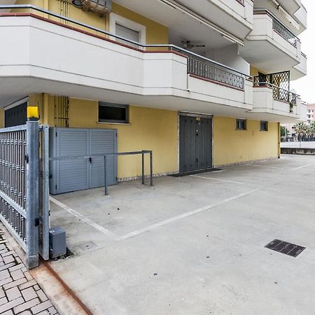 Palazzo Giallo Alba Adriatica Exteriör bild