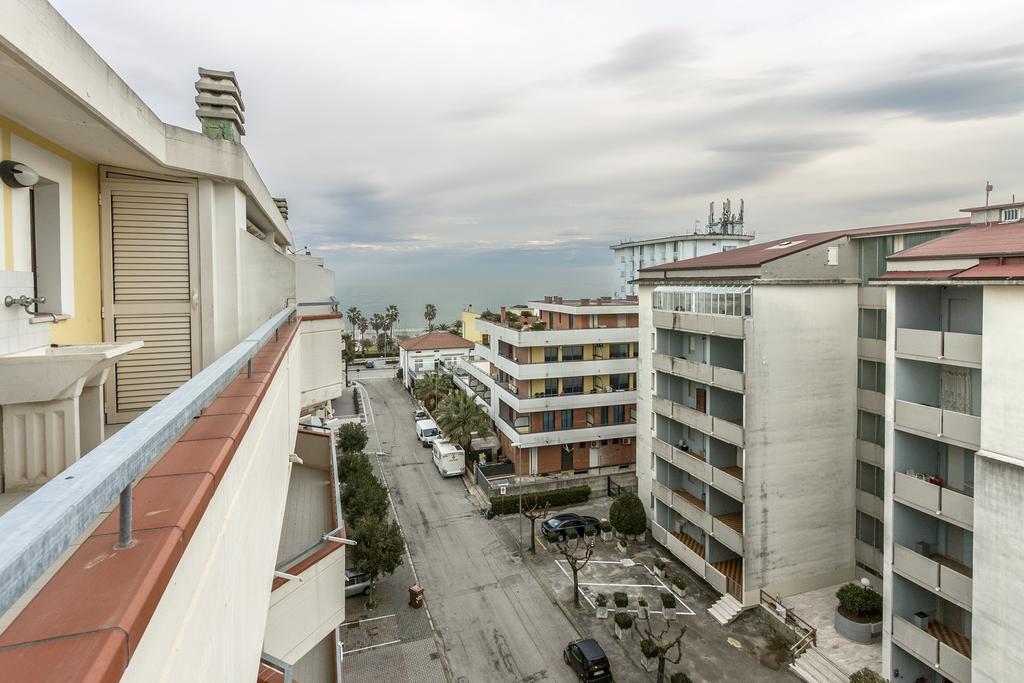 Palazzo Giallo Alba Adriatica Exteriör bild