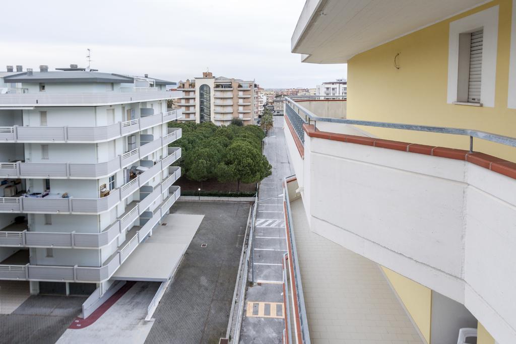 Palazzo Giallo Alba Adriatica Exteriör bild