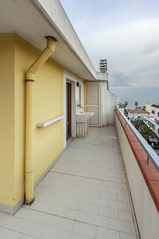 Palazzo Giallo Alba Adriatica Exteriör bild