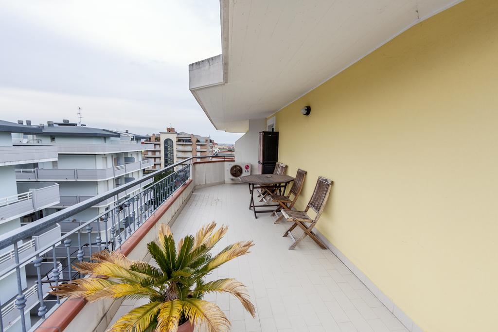 Palazzo Giallo Alba Adriatica Exteriör bild