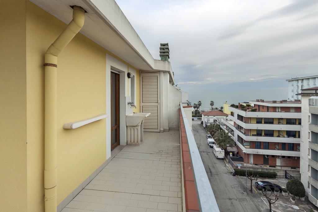 Palazzo Giallo Alba Adriatica Exteriör bild